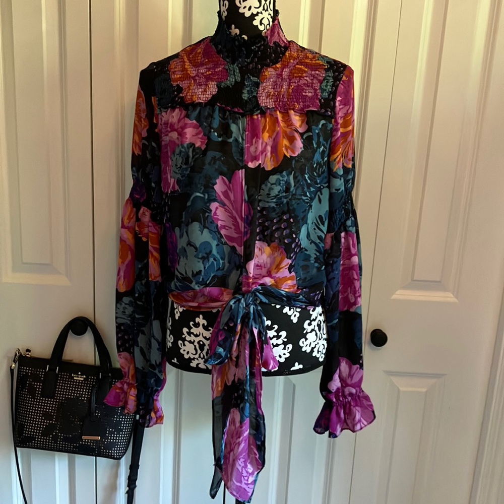 Fabulous😱gorgeous shear floral print blouse with rows of shirring and Gorg tie